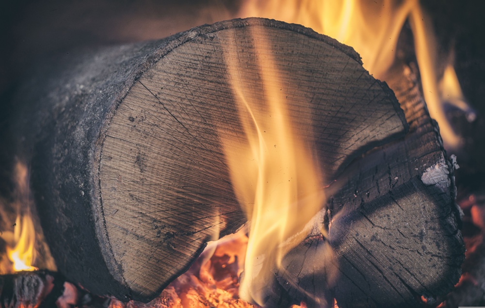 Kamin ja küttepuud